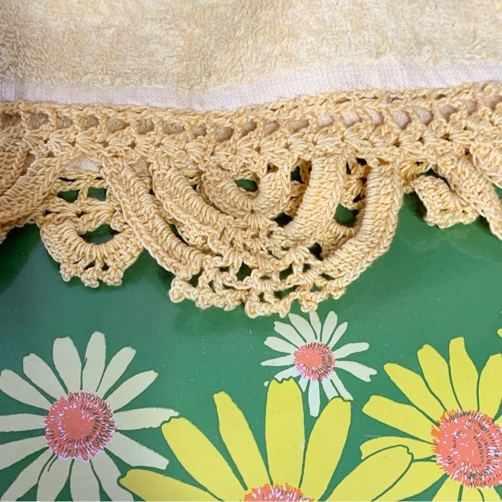 70s Crochet Edge Towel Set